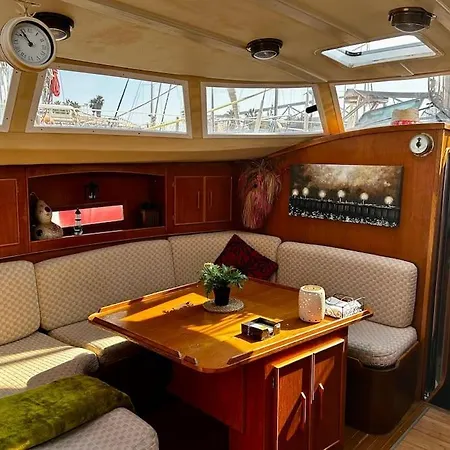 Ботель Cozy Boat In Barcelona & Ac & Wifi & Parking Сан-Адриан-де-Бесос