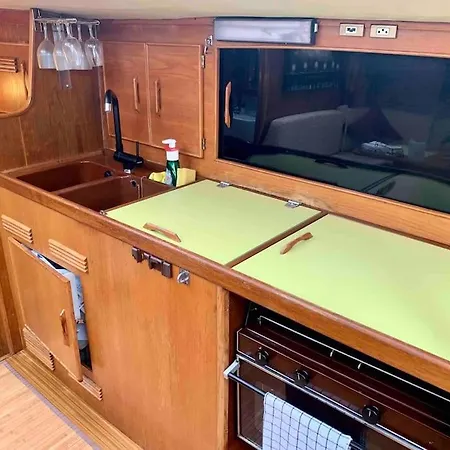 Ботель Cozy Boat In Barcelona & Ac & Wifi & Parking *