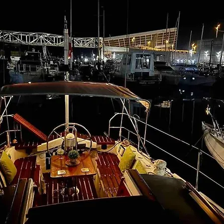 Ботель Cozy Boat In Barcelona & Ac & Wifi & Parking Сан-Адриан-де-Бесос