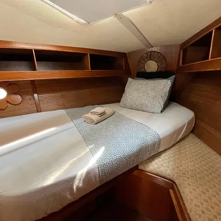 Ботель Cozy Boat In Barcelona & Ac & Wifi & Parking Сан-Адриан-де-Бесос