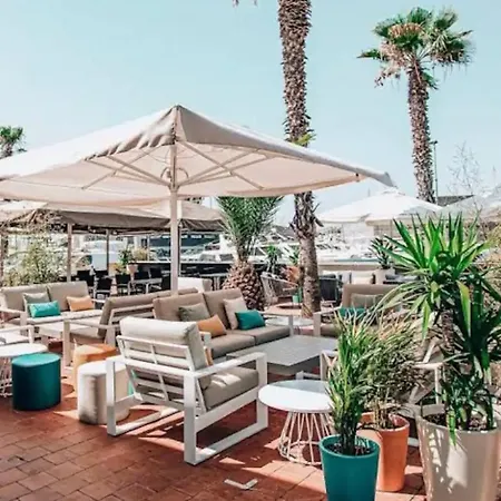 Ботель Cozy Boat In Barcelona & Ac & Wifi & Parking Сан-Адриан-де-Бесос