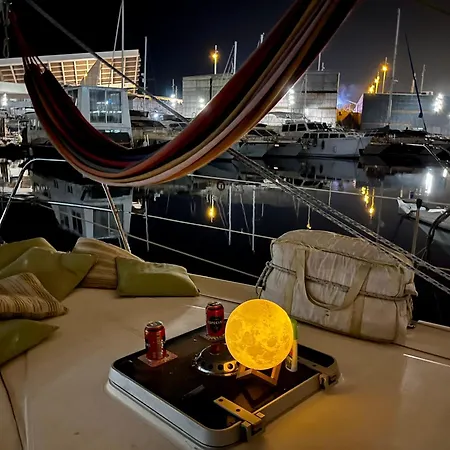 Ботель Cozy Boat In Barcelona & Ac & Wifi & Parking Сан-Адриан-де-Бесос